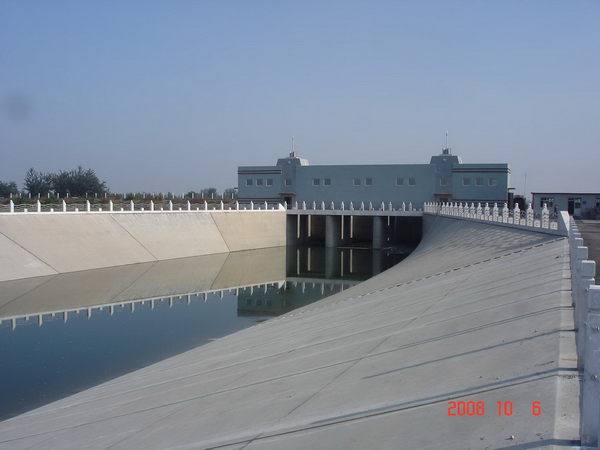 滹沱河倒虹吸进口闸通水运行(摄影:李奕杰)