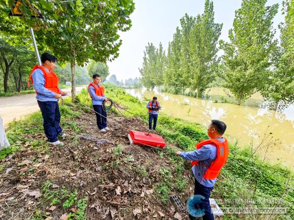 中国水科院技术人员用探地雷达开展堤防隐患排查 本报通讯员 黄昊 摄
