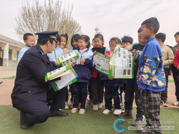 执法人员向学生宣传黄河保护法相关知识 图 朱航