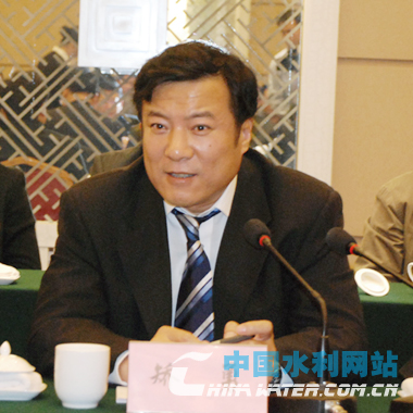 新疆生产建设兵团司令员华士飞出席签字仪式并讲话